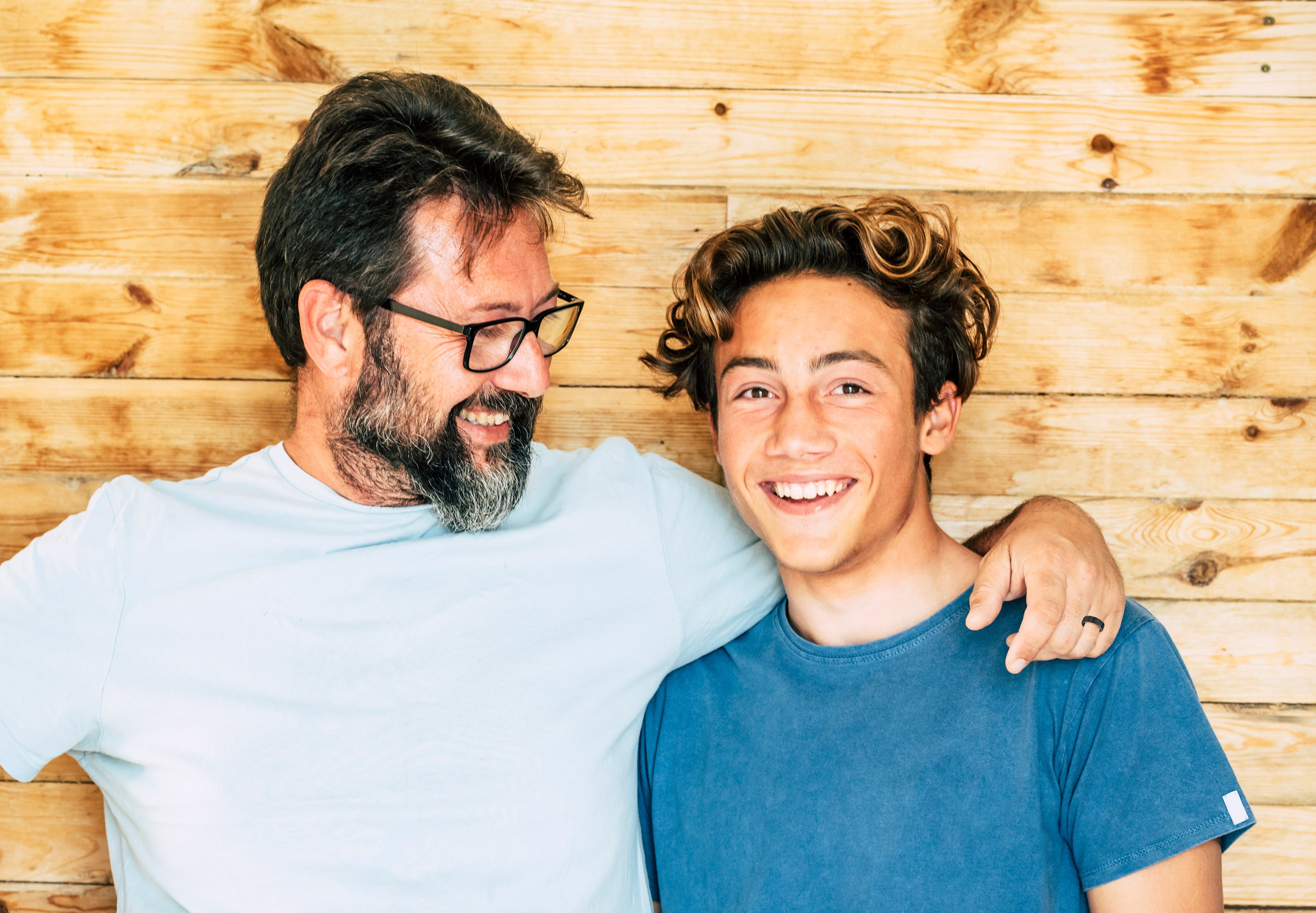 dad wearing Best dad ever ring in black